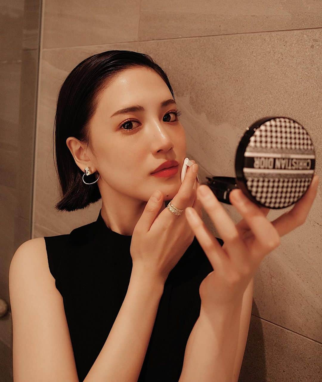 藤井夏恋さんのインスタグラム写真 - (藤井夏恋Instagram)「🖤🖤🖤 @diorbeauty   アイコニックな千鳥格子をモチーフにしたディオールスキン フォーエヴァー クッションとルージュ ディオール。  持っているだけでもいい気分になれる♪」1月6日 11時24分 - fujiikaren_official