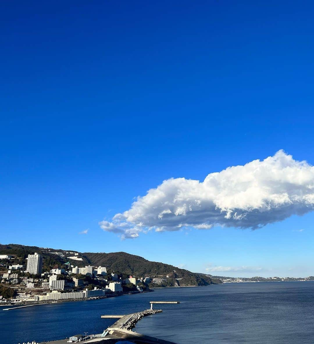 駒田奈美さんのインスタグラム写真 - (駒田奈美Instagram)「・ ・ ・ 『景色』 ・ ・ 一昨日から熱海へ (初熱海！) ・ ・ お部屋からの眺めが最高！ ・ ・ 夜景も綺麗でした✨ ・ ・ ・ #駒田奈美#モデル#アラフィフ#美魔女#熱海#熱海後楽園ホテル #景色#海#夜景#家族#家族旅行」1月6日 11時33分 - nami.komada