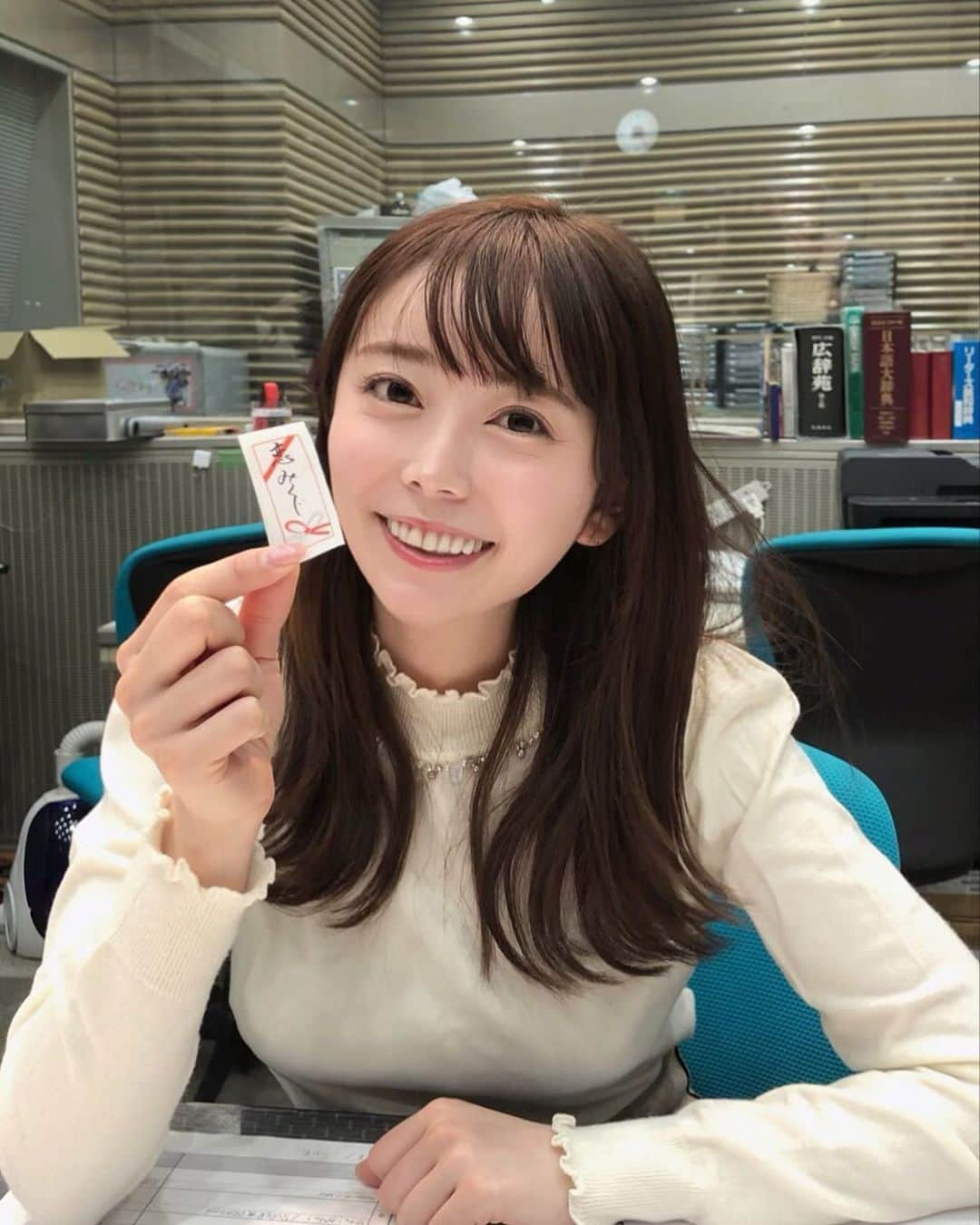 辻満里奈さんのインスタグラム写真 - (辻満里奈Instagram)「今年初カリメン！ 今日の課題(メッセージテーマ)は、 「おみくじエトセトラ」🐯  おみくじにまつわるメッセージ、お待ちしてます〜✨  #rkbラジオ #ラジオ #カリメン #お正月 #おみくじ #恋みくじ #アナウンサー #パーソナリティ #辻満里奈」1月6日 20時55分 - marina__tsuji