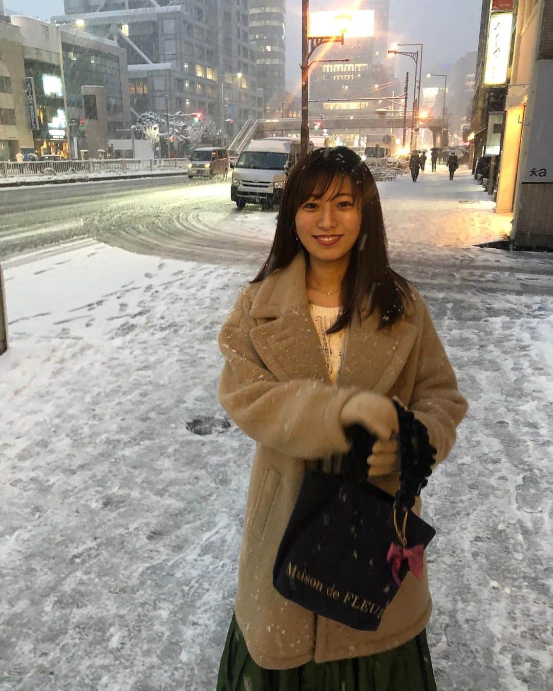 白戸ゆめのさんのインスタグラム写真 - (白戸ゆめのInstagram)「☃️ . 雪だーーー✨ 皆さん、足元に気をつけてくださいね☺️ 寒い日が続きますが 明日も頑張りましょう🎶 . #雪 #初雪 #表参道 #今日のラッキーカラー #緑 #スカート」1月6日 21時09分 - yumeno.s_