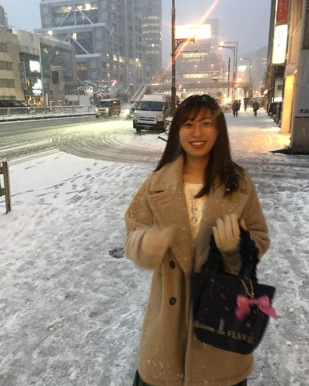 白戸ゆめのさんのインスタグラム写真 - (白戸ゆめのInstagram)「☃️ . 雪だーーー✨ 皆さん、足元に気をつけてくださいね☺️ 寒い日が続きますが 明日も頑張りましょう🎶 . #雪 #初雪 #表参道 #今日のラッキーカラー #緑 #スカート」1月6日 21時09分 - yumeno.s_