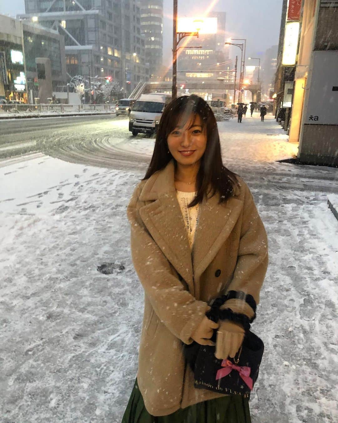 白戸ゆめのさんのインスタグラム写真 - (白戸ゆめのInstagram)「☃️ . 雪だーーー✨ 皆さん、足元に気をつけてくださいね☺️ 寒い日が続きますが 明日も頑張りましょう🎶 . #雪 #初雪 #表参道 #今日のラッキーカラー #緑 #スカート」1月6日 21時09分 - yumeno.s_