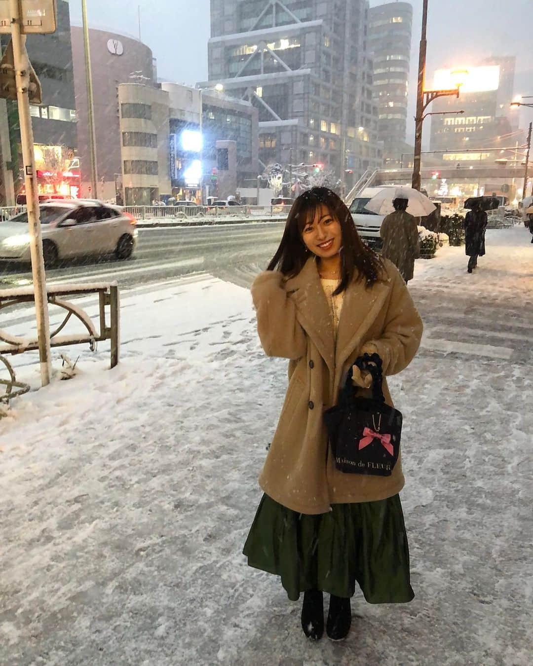 白戸ゆめのさんのインスタグラム写真 - (白戸ゆめのInstagram)「☃️ . 雪だーーー✨ 皆さん、足元に気をつけてくださいね☺️ 寒い日が続きますが 明日も頑張りましょう🎶 . #雪 #初雪 #表参道 #今日のラッキーカラー #緑 #スカート」1月6日 21時09分 - yumeno.s_