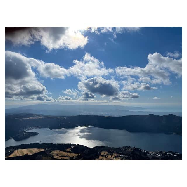 辺見えみりさんのインスタグラム写真 - (辺見えみりInstagram)「今年の冬休みは とにかく温泉♨️にたくさん入って カラダと心を休めることが目標でした。  箱根本宮神社⛩に行けたり 素晴らしい景色を見られたり 美味しいパスタをたくさん食べたり…2022年も頑張る💪  休憩終了」1月6日 21時14分 - emiri_hemmi