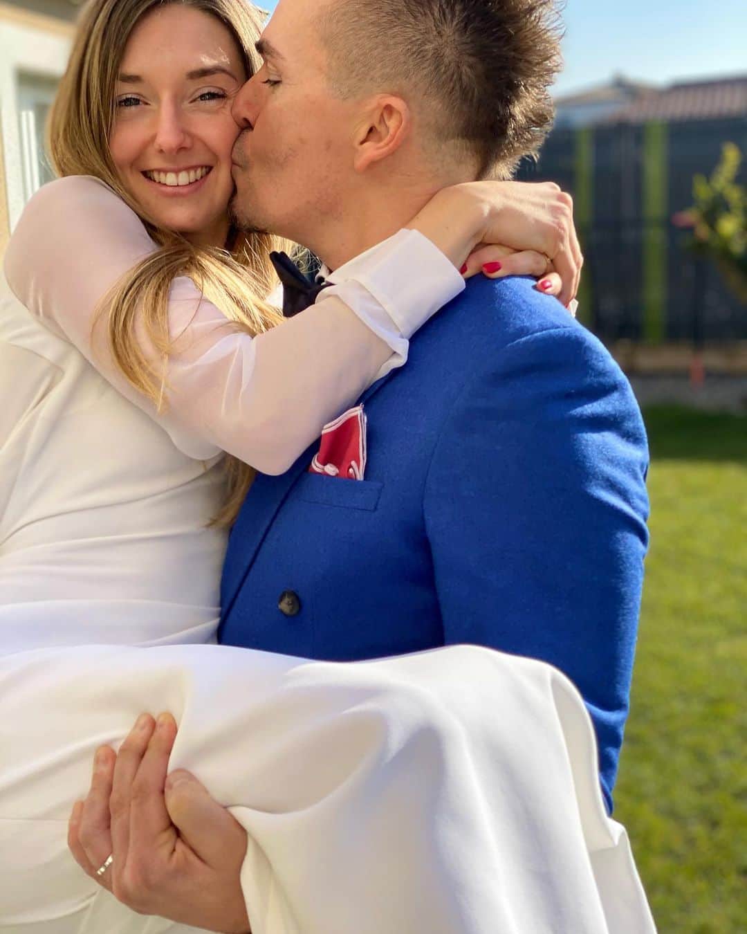 ミカエル・ミシェルのインスタグラム：「🇬🇧My dear fans, Frederic and I are celebrating our first wedding anniversary today. we had planned to let you know when we were to come to Japan last year. But because of Corona, we couldn't tell you. We apologize... As you know I got injured in december, my husband Frédéric really supports me in all ways to improve every minute. I hope you will don't blame me because I want your support.  🇯🇵 親愛なるファンのみなさま 今日、フレドリックと私は、結婚1周年をむかえました。　昨年日本にくる予定で皆さまにご報告するつもりでしたが、コロナのためにそれができませんでした。ごめんなさい。 昨年の12月に落馬し大変な事故のさいにも、フレドリックはけんめいによりそい、サポートしてくれています。 これからも皆さまの応援が私の回復の力になります。 1日もはやく皆さまに会えますように、心から願っています！」