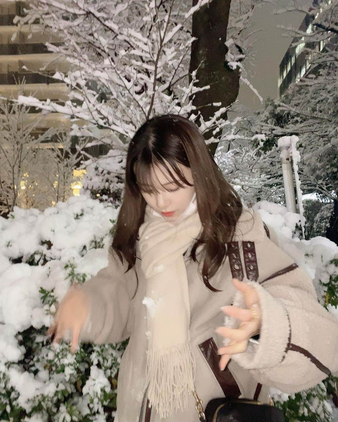 鳴海寿莉亜さんのインスタグラム写真 - (鳴海寿莉亜Instagram)「☻☺︎☻☺︎❄️ 初雪だーい！ ⁡ 雪といえば幼稚園の頃に、 雪がすごく積もった日があってそれがすごく嬉しくて 妹と公園に2人で行って遊んでたら お母さんが木の枝の間からこっそり見てて、 ⁡ 「心配だからついてきちゃった」 ⁡ って言ってたの、すごく思い出なんです☃️ ⁡ まだ小さかったけど、姉だから背伸びして 妹を私が連れて行く！って胸張ってたけど、 やっぱり不安だったから嬉しかったなぁって☺️ ⁡ さんむい日に心温まるエピソードでしたんこぶ みんなも雪エピソードあるかい？？？☃️ ⁡ ⁡ ⁡  #初雪 #雪 #冬 #マフラー #ベージュコーデ #冬コーデ #フォローミー #winter #fashion #daily #cute #snow #girl #instafollow #ootd #followme #qhoto #japanese #instagood #좋아요그램 #셀카그램 #좋아요반사  #팔로우 #맞팔 #소통 #좋아요 #셀카  #팔로우미 #눈 #귀여워」1月6日 21時17分 - juria_narumi.official