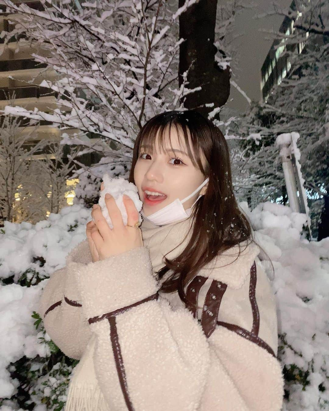 鳴海寿莉亜さんのインスタグラム写真 - (鳴海寿莉亜Instagram)「☻☺︎☻☺︎❄️ 初雪だーい！ ⁡ 雪といえば幼稚園の頃に、 雪がすごく積もった日があってそれがすごく嬉しくて 妹と公園に2人で行って遊んでたら お母さんが木の枝の間からこっそり見てて、 ⁡ 「心配だからついてきちゃった」 ⁡ って言ってたの、すごく思い出なんです☃️ ⁡ まだ小さかったけど、姉だから背伸びして 妹を私が連れて行く！って胸張ってたけど、 やっぱり不安だったから嬉しかったなぁって☺️ ⁡ さんむい日に心温まるエピソードでしたんこぶ みんなも雪エピソードあるかい？？？☃️ ⁡ ⁡ ⁡  #初雪 #雪 #冬 #マフラー #ベージュコーデ #冬コーデ #フォローミー #winter #fashion #daily #cute #snow #girl #instafollow #ootd #followme #qhoto #japanese #instagood #좋아요그램 #셀카그램 #좋아요반사  #팔로우 #맞팔 #소통 #좋아요 #셀카  #팔로우미 #눈 #귀여워」1月6日 21時17分 - juria_narumi.official