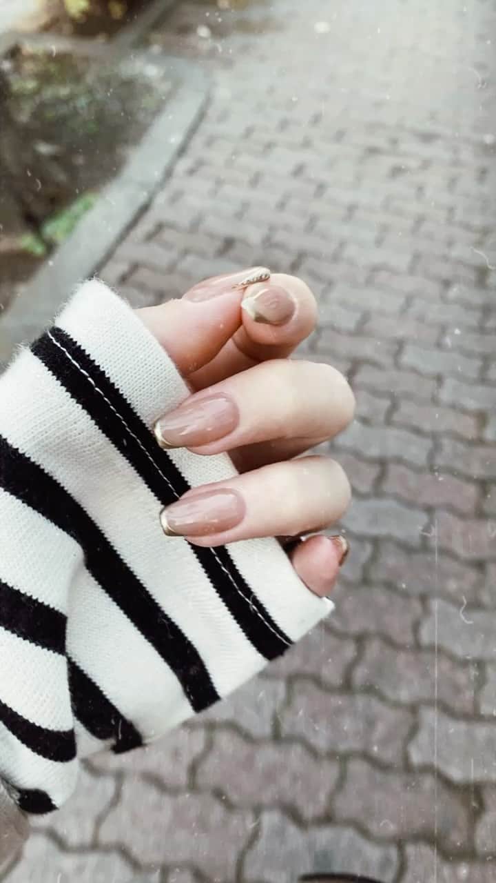 のインスタグラム：「⁡ ⁡ シンプルですごくかわいいネイル🤍 ⁡ ⁡ ミラーフレンチ💅💎✨ ⁡ ⁡ ⁡ ⁡ #nail #nails #frenchnails #french #winternails #beautification #onlinails #ネイル #ネイルデザイン #冬ネイル #冬ネイルデザイン #シンプルネイル #フレンチネイル #フレンチネイルデザイン #ミラーフレンチネイル #ミラーフレンチ #冬服 #オンリーネイル #💅 #✨ #💕」