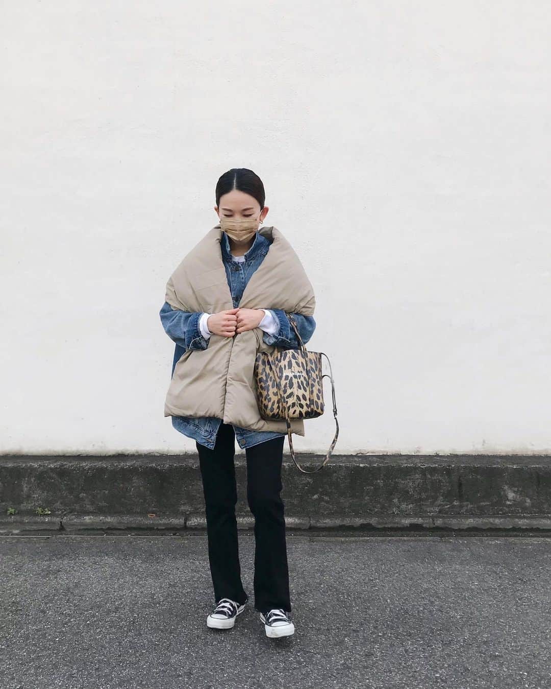 のインスタグラム：「・ ⁡ 今年は普通のストールの気分じゃなく ダウンタイプがカジュアルでしっくり🧣♡ ⁡ SALEで買えてよかったー！！ ⁡ ⁡ denim jk &stall… #milaowen pants… #zara」