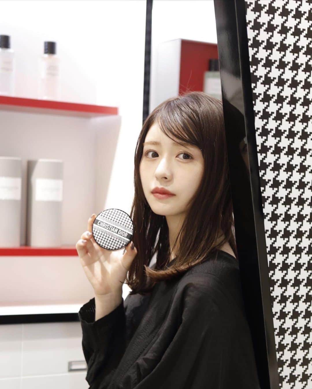 長濱ねるさんのインスタグラム写真 - (長濱ねるInstagram)「『DIOR NEW LOOK ATELIER at ISETAN SHINJUKU』期間限定イベント「ディオール ニュールック アトリエ」に伺いました。 伊勢丹新宿店本館1F ザ・ステージが、千鳥格子のクラシカルな空間になっていてときめきました。💘    千鳥格子を纏った「ニュールック エディション」限定商品は、高級感のあるデザインと質感で、自分へのご褒美にもギフトにもぴったりです。🤤  1月11日（火）まで開催中です！🏃‍♂️  @diorbeauty  @dior  #ルージュディオール #ディオールスキンフォーエヴァー #メゾンクリスチャンディオール」1月6日 21時47分 - nerunagahama_