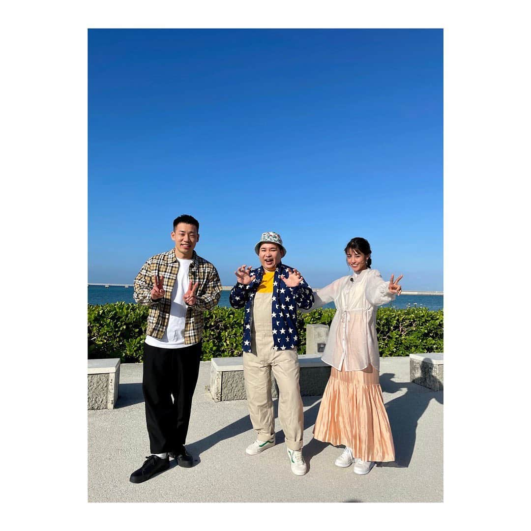 岡副麻希さんのインスタグラム写真 - (岡副麻希Instagram)「. あす関西テレビ 【#2時45分からはスローでイージーなルーティーンで】 ⁡ 冬休みSPロケin沖縄スロイジ金曜日MC ミルクボーイのおふたりと行ってきました(o^^o) ⁡ お天気にも恵まれて とにかくとにかく最高でした〜🤘💛😆 ⁡ あすの放送で㊙️スポットをご堪能ください❣️🐶 ⁡ @0245slow_easy_routine  ⁡ #関テレ#スロイジ#スロイジ金曜日 ⁡ ⁡」1月6日 21時40分 - maki_okazoe_official