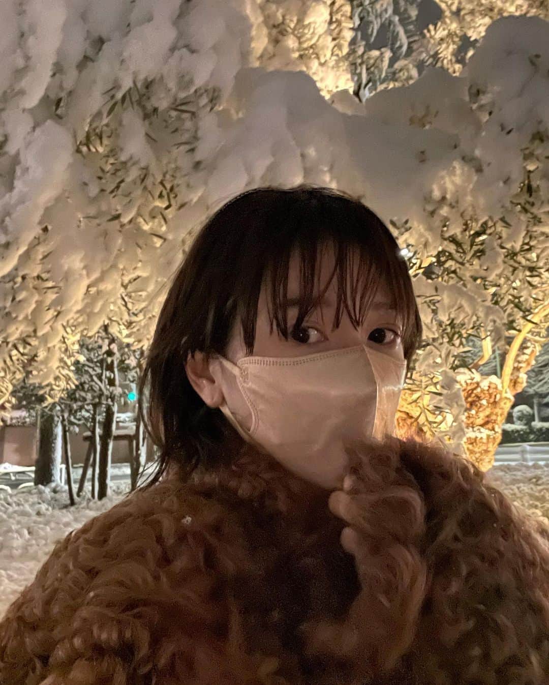 松本恵奈さんのインスタグラム写真 - (松本恵奈Instagram)「折角なのでみんなでお散歩と雪合戦してきたよ。笑 雪景色がきれいすぎて夢の中にいるみたいでした⚪️」1月6日 21時48分 - ena1123