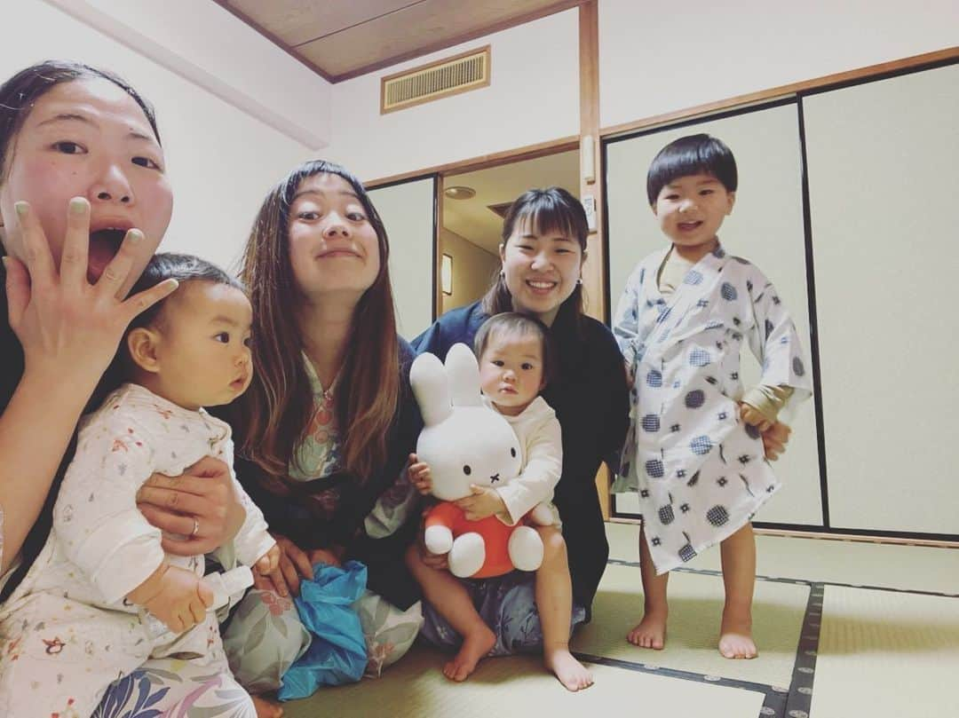 根岸えまのインスタグラム：「大人になったワタシタチ。  あけましておめでとうございます♡！  新年早々、#ペンターン女子 の @mip_y15 記念すべき30歳お祝い♡ @shashachi8989 春から就職おめでとう♡ @emaaazy のバチェロレッテパーティーな 温泉旅行♡！  結婚したり、子どもがいたり、30歳になったり。  昔だったら夜はひたすら酒盛りだったけど、今は子どもを寝かしつけてから、真っ暗な闇の中、iPhoneのライトで照らしながらノンアルで乾杯。  それぞれライフステージは変わったけど、変わらないのはそれぞれ唐桑でたのしく暮らしてて、お互いの存在を心強く、頼りにしてるということ♡！  ふたりとも子育て真っ盛りで、夜泣きにも寝かしつけにもダダコネにもカオスな食事にも果敢に立ち向かっている同級生の姿に感動したよ、わたしゃ。涙  はー、たのしかった！ またしばらくしたら息抜きに行こうね〜  最後の写真は若かりし20代前半の頃のワタシタチ。 わっか。笑  #penturn #半島移住 #ペンターン女子の温泉旅行」