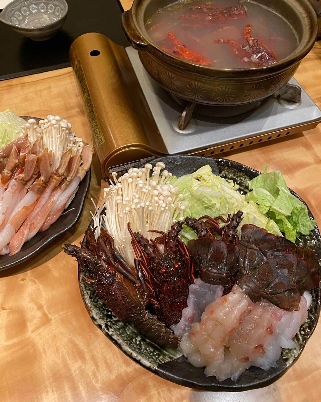 田中里奈さんのインスタグラム写真 - (田中里奈Instagram)「年末年始の美味しいご飯メモリーズ🍴 みんなが食べたいものを食べたいだけイエーイ！な大晦日から始まり、何時に食べるのが正解なの？って言いながら食べた年越しそば、 そして元日早々たこ焼き食べたいとの要望を受託し、 さきくんの美味しいからすみをちびちび食べ、 立派な塊肉たちを毎日一枚ずつステーキにし（結果ステーキを焼く腕が上がった💪🥩）、 年末に届いたふるさと納税の返礼品食材たちの消化にいそしむ年末年始となりました。（伊勢海老、たくさんいると違うものに見えて怖くて震えた🦐） このお正月は、ほんと食べ物のことばっか考えてたなぁ。（なんて幸せなんだ）  そんなこんなで明日は1月7日。 世間は七草粥の日だけど、年末年始に酷使した胃腸を休めるために、七草粥の代わりにファスティングdayにしようかと。 今日は前日の準備日〜  @care_fasting の指導のもと、動物性のものや余計なものをとらずに大人しく過ごしてます。（パーソナルファスティング、かなり丁寧に指導してくれるから、頼んでみて良かった！）  雪の日の夜はお家でぬくぬく過ごすに限る〜 寒いからみんなもあったかくして過ごしてね☺️  #たなかご飯 #お正月料理 #おうちごはん #ふるさと納税」1月6日 21時49分 - tanakaofficial