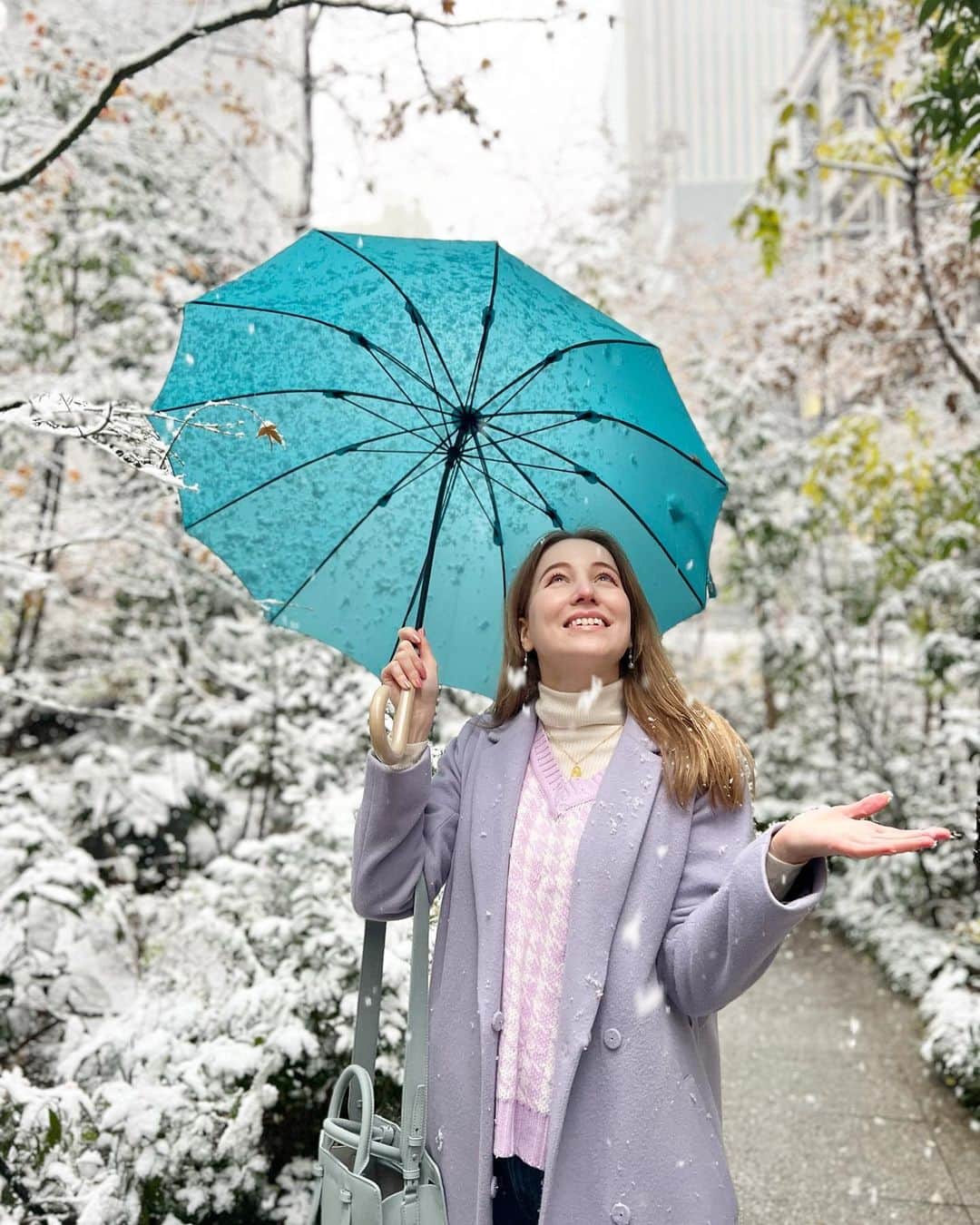 アシヤさんのインスタグラム写真 - (アシヤInstagram)「東京で新年早々大雪！！！❄️❄️❄️ 天気予報を見ててもまさかこんな降るって信じなかった！雪国の人からしたら大喜び☺️」1月6日 22時04分 - ashiya74