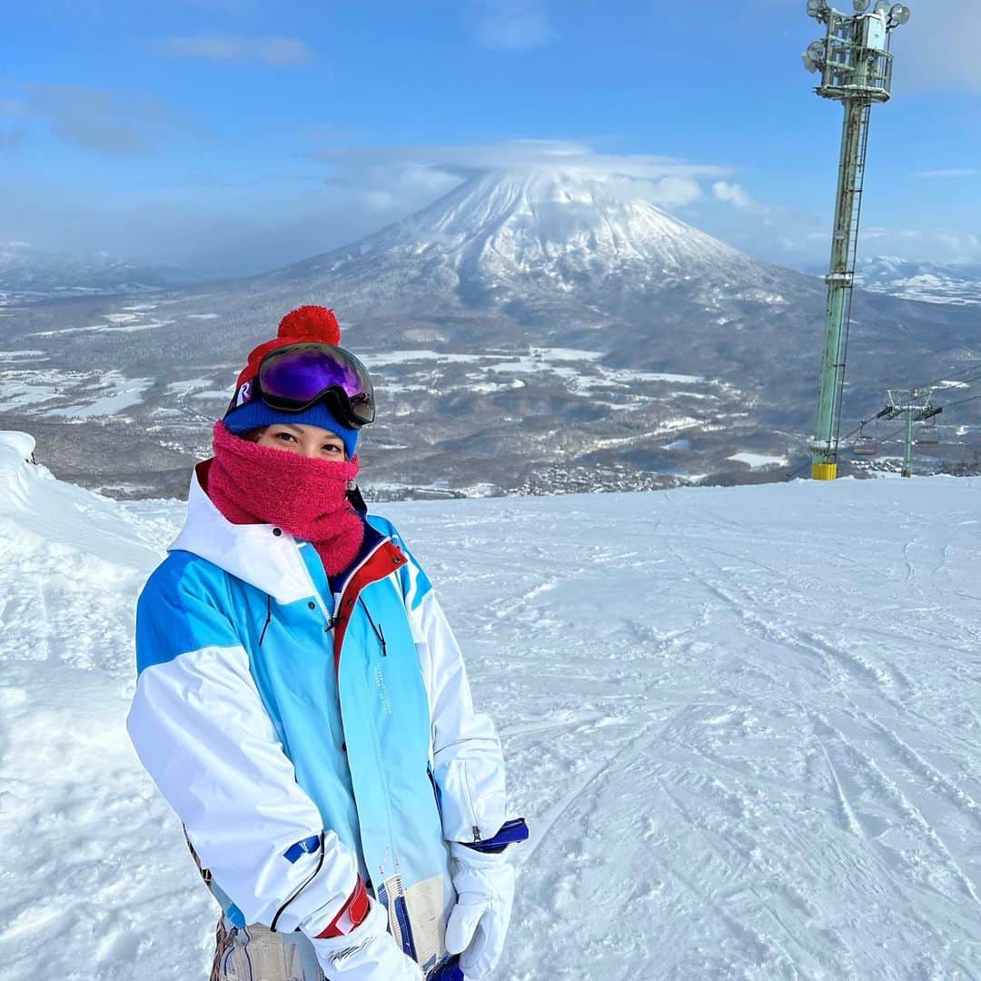 市原彩花さんのインスタグラム写真 - (市原彩花Instagram)「Niseko in Hokkaido⛷❄️  今年も北海道のニセコに来てるよー☃️ 今日は天気も良くて最高だった💙  ウェアと手袋は @marqleen 💙 いつもレンタルだったけど、とうとうお洒落なのゲットしちゃった😍 白×水色に、東京の街がプリントされてるデザインにしたよ😆 (左側にはちょっと見えにくいけど東京タワー🗼) ポケットもいっぱいで、スマホ・GoPro・360°カメラ、自撮り棒2つ、ペットボトル、、たくさん入ってめちゃ便利🤩  日本製だけど、海外での人気が凄くて日本ではあまり買えないの🙄 全国でやってる#冬スポ とかで買えるよ☺️  明日もスキー楽しむぞーっ🥳🥳  #niseko#hokkaido#ニセコ#北海道#ヒラフ#羊蹄山#ゲレンデ#スキー#スノボ#ski#skiing#snowboarding#スノボウェア#スキーウェア#skiwear#snowboardwear#marqleen#マークリーン#スキー女子#雪#snow#japanesegirl#asiangirl#厚着なあーちゃん」1月6日 22時10分 - ayaka_ichihara