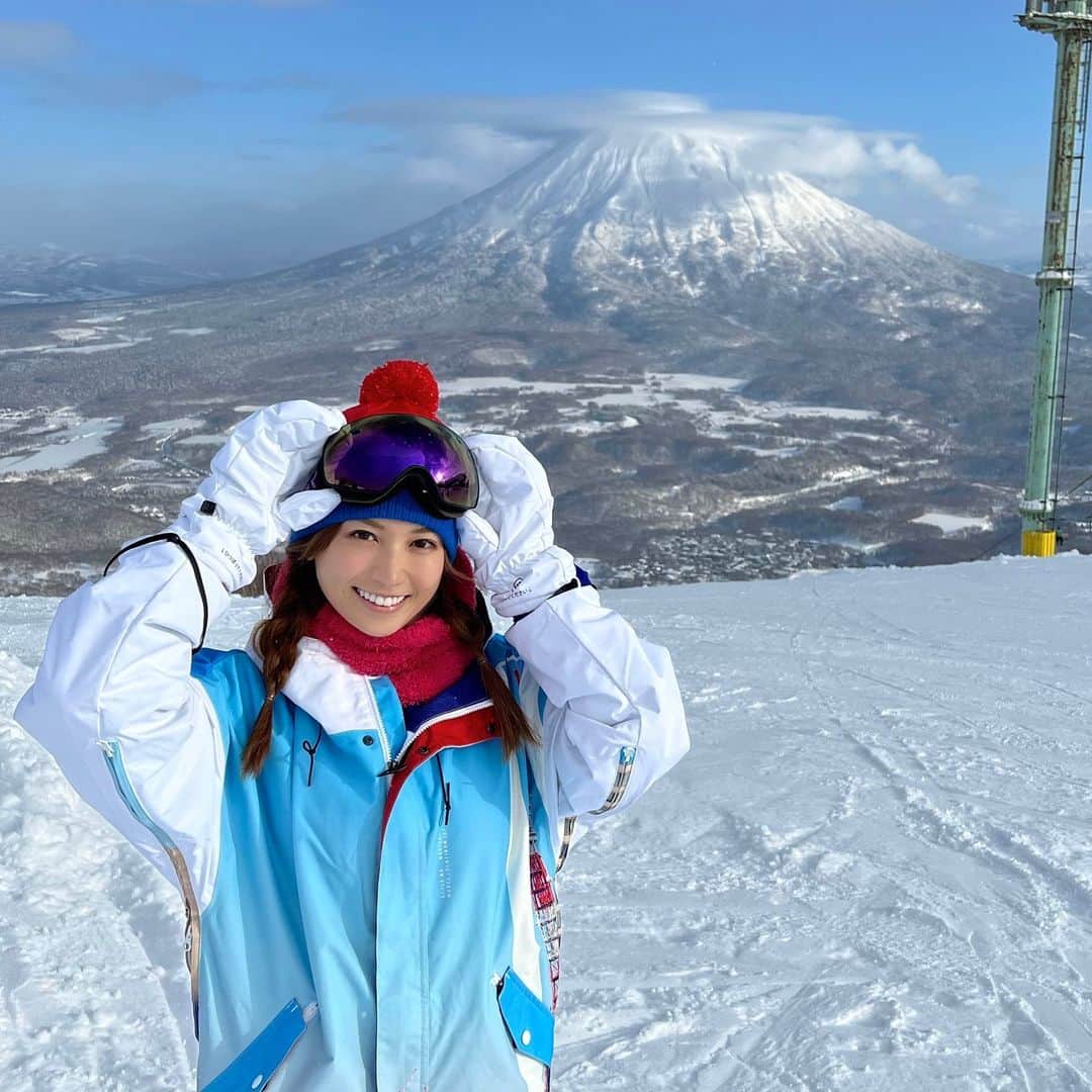 市原彩花さんのインスタグラム写真 - (市原彩花Instagram)「Niseko in Hokkaido⛷❄️  今年も北海道のニセコに来てるよー☃️ 今日は天気も良くて最高だった💙  ウェアと手袋は @marqleen 💙 いつもレンタルだったけど、とうとうお洒落なのゲットしちゃった😍 白×水色に、東京の街がプリントされてるデザインにしたよ😆 (左側にはちょっと見えにくいけど東京タワー🗼) ポケットもいっぱいで、スマホ・GoPro・360°カメラ、自撮り棒2つ、ペットボトル、、たくさん入ってめちゃ便利🤩  日本製だけど、海外での人気が凄くて日本ではあまり買えないの🙄 全国でやってる#冬スポ とかで買えるよ☺️  明日もスキー楽しむぞーっ🥳🥳  #niseko#hokkaido#ニセコ#北海道#ヒラフ#羊蹄山#ゲレンデ#スキー#スノボ#ski#skiing#snowboarding#スノボウェア#スキーウェア#skiwear#snowboardwear#marqleen#マークリーン#スキー女子#雪#snow#japanesegirl#asiangirl#厚着なあーちゃん」1月6日 22時10分 - ayaka_ichihara