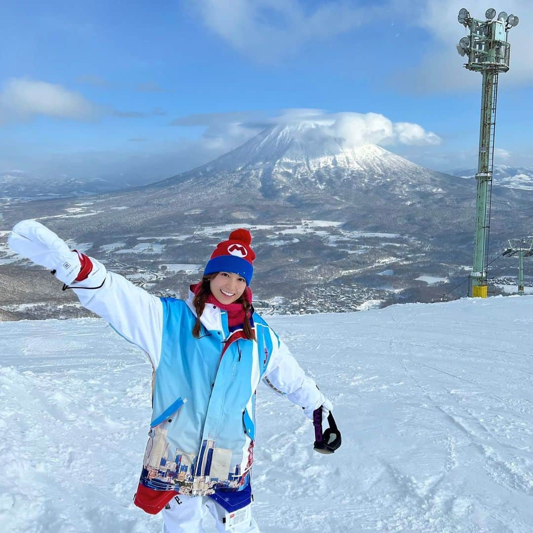 市原彩花さんのインスタグラム写真 - (市原彩花Instagram)「Niseko in Hokkaido⛷❄️  今年も北海道のニセコに来てるよー☃️ 今日は天気も良くて最高だった💙  ウェアと手袋は @marqleen 💙 いつもレンタルだったけど、とうとうお洒落なのゲットしちゃった😍 白×水色に、東京の街がプリントされてるデザインにしたよ😆 (左側にはちょっと見えにくいけど東京タワー🗼) ポケットもいっぱいで、スマホ・GoPro・360°カメラ、自撮り棒2つ、ペットボトル、、たくさん入ってめちゃ便利🤩  日本製だけど、海外での人気が凄くて日本ではあまり買えないの🙄 全国でやってる#冬スポ とかで買えるよ☺️  明日もスキー楽しむぞーっ🥳🥳  #niseko#hokkaido#ニセコ#北海道#ヒラフ#羊蹄山#ゲレンデ#スキー#スノボ#ski#skiing#snowboarding#スノボウェア#スキーウェア#skiwear#snowboardwear#marqleen#マークリーン#スキー女子#雪#snow#japanesegirl#asiangirl#厚着なあーちゃん」1月6日 22時10分 - ayaka_ichihara