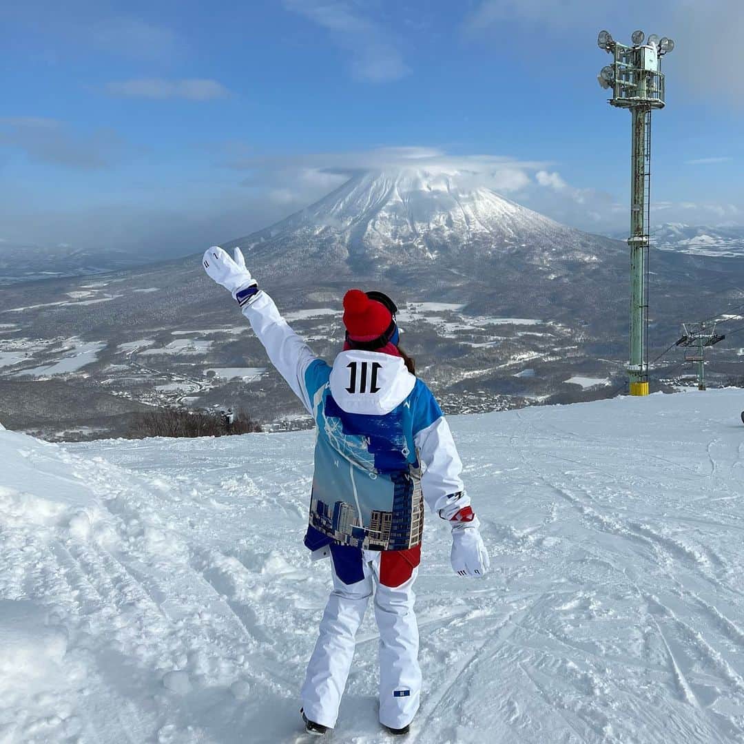 市原彩花さんのインスタグラム写真 - (市原彩花Instagram)「Niseko in Hokkaido⛷❄️  今年も北海道のニセコに来てるよー☃️ 今日は天気も良くて最高だった💙  ウェアと手袋は @marqleen 💙 いつもレンタルだったけど、とうとうお洒落なのゲットしちゃった😍 白×水色に、東京の街がプリントされてるデザインにしたよ😆 (左側にはちょっと見えにくいけど東京タワー🗼) ポケットもいっぱいで、スマホ・GoPro・360°カメラ、自撮り棒2つ、ペットボトル、、たくさん入ってめちゃ便利🤩  日本製だけど、海外での人気が凄くて日本ではあまり買えないの🙄 全国でやってる#冬スポ とかで買えるよ☺️  明日もスキー楽しむぞーっ🥳🥳  #niseko#hokkaido#ニセコ#北海道#ヒラフ#羊蹄山#ゲレンデ#スキー#スノボ#ski#skiing#snowboarding#スノボウェア#スキーウェア#skiwear#snowboardwear#marqleen#マークリーン#スキー女子#雪#snow#japanesegirl#asiangirl#厚着なあーちゃん」1月6日 22時10分 - ayaka_ichihara