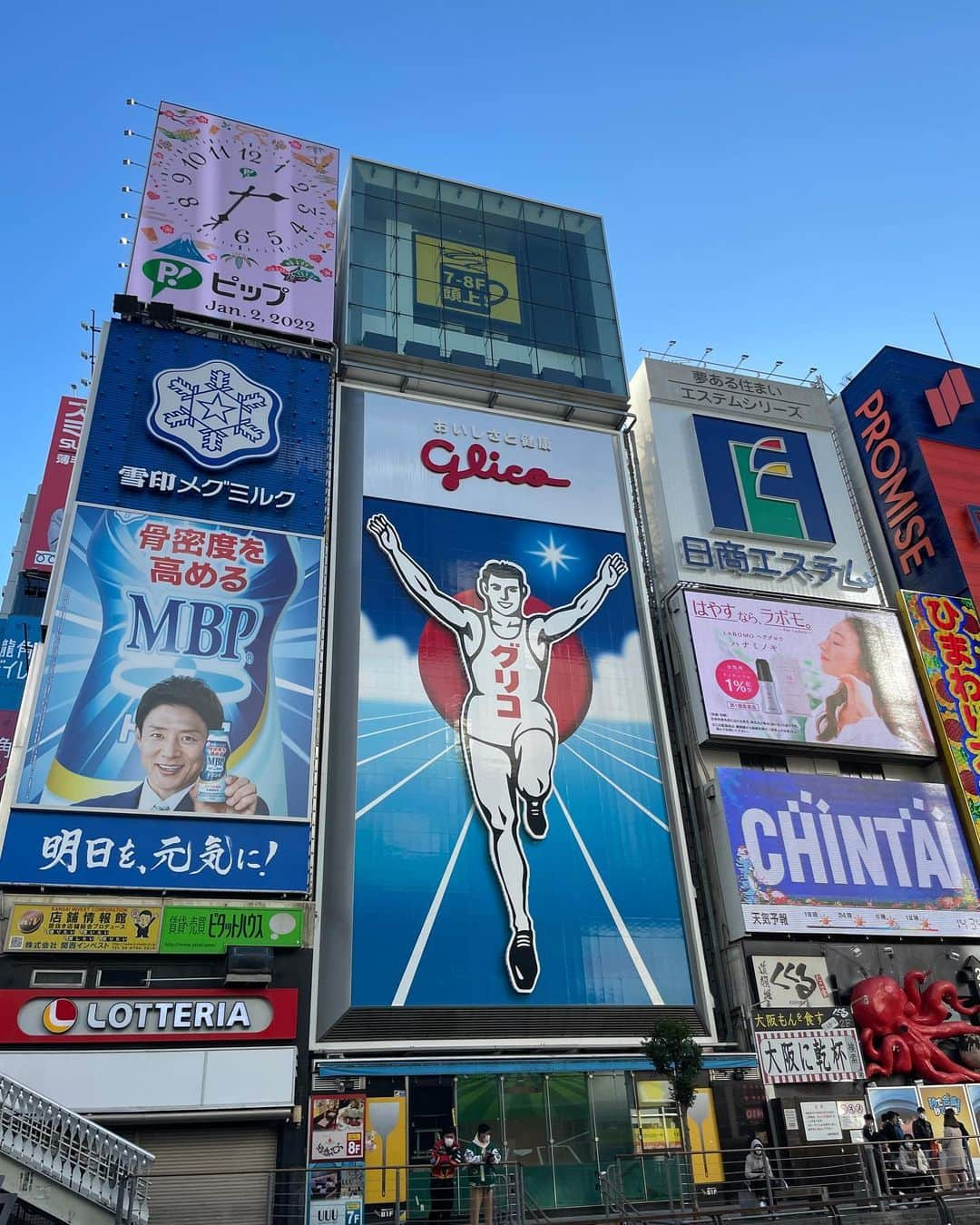 田中マヤさんのインスタグラム写真 - (田中マヤInstagram)「東京は☃️みたいですね❄️ 今年のお正月は、ゆっくりと 大阪へ帰っていました🐙 息子がたこ焼きが食べたい！の一言から大阪ミナミ観光✨ 高校生の時は毎日いたミナミ😅 懐かしい場所です✨ （地元のお友達とも集まれて、あ〜笑った笑った🤣🤣） ・ 96歳！まだまだ元気な おおばーばーにも会いに👵🏻✨ 『何年生になったんや？』 『何歳になったんや？』 『いつ帰るんや？』 と何度も同じ事聞かれても、大笑いで答えていた息子🤣 あ〜漫才だった✨ おおばーばと手の大きさを比べたり、 シワシワだね〜って、触ったり、 転けないように手を支えてあげたり、 感心しました☺️ ・ USJのスーパーニンテンドーワールドへも行きましたよ✨ （実はマリオシリーズは全クリするほどハマってしまうほど🤭💦） ・ 京都へも行きました✨ 器屋さんを何件か✨ 三日月と鴨川がとてもキレイでした ・ 懐かしい落ち着く場所☺️ ありのままの自分でいられる場所✨ 当時の記憶がふっと蘇り、 一緒に笑える家族や友達🤍✨ とても良いお正月だったな✨ ありがとう✨ ・ また東京で頑張れる😌✨ ・ #お正月 #大阪 #osaka #오사카 #설날 #地元」1月6日 22時22分 - tanakamaya__official