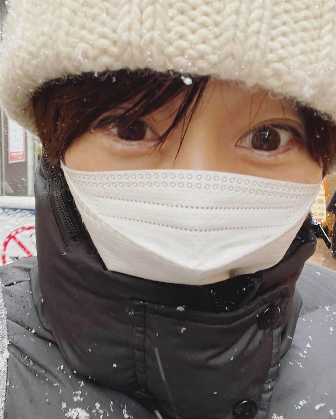 井上和香さんのインスタグラム写真 - (井上和香Instagram)「. 降るって聞いてたけど、こんなに降るの❄️ 寒いけどテンション上がるわぁー😆✨ . #寒いのに外歩きたい #雪 #雪まみれ」1月6日 13時30分 - inoue_waka
