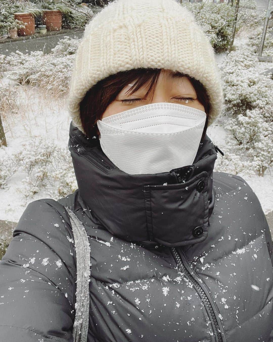 井上和香さんのインスタグラム写真 - (井上和香Instagram)「. 降るって聞いてたけど、こんなに降るの❄️ 寒いけどテンション上がるわぁー😆✨ . #寒いのに外歩きたい #雪 #雪まみれ」1月6日 13時30分 - inoue_waka