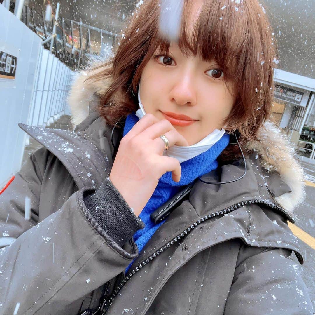 倉田茉美のインスタグラム：「あけましておめでとうございます！！ 今年初顔出ししました！雪が降ってるで！今年もよろしくっす！＊  プロミスザスター爆音で聴いてジムはじめいきます！！  EVERYTHING'S GONNA BE ALRIGHT！  今年もみんながしあわせで健康でありますように🐰」