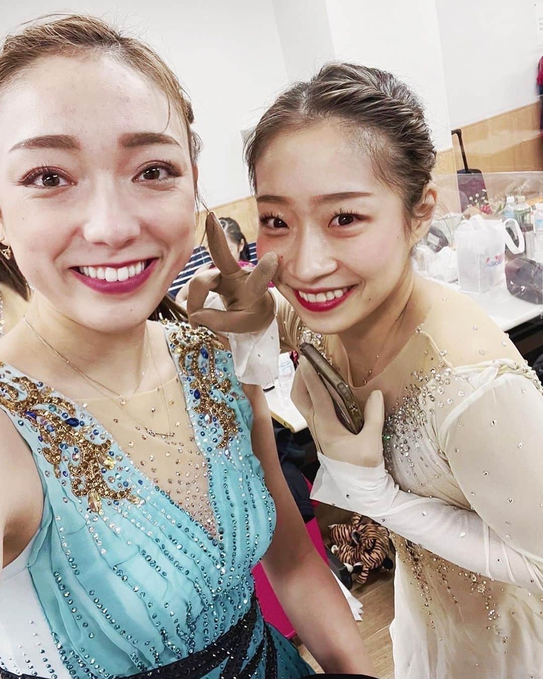 新田谷凜さんのインスタグラム写真 - (新田谷凜Instagram)「． ． ． 私が中3で名古屋に来て邦和クラブに移籍したばかりの時、一般営業のリンクの真ん中で、先生達の前で、全力で、 「かもめが跳んだ日」を歌いながら踊っている理華を見て「こんなに面白い子いるんだ」と、衝撃を受けた記憶があります。 ． ． キツすぎて泣きながらやったスケーティングも、 パンクして氷の上で腕立てさせられたことも、 先生より早く氷に乗るためにとりあえずテキトーに靴紐締めて氷の上でまた結び直してたことも、 休憩時間にスパッツのままバローに行ってみたらし団子買ったことも、本当に理華がいたから楽しかったんだなぁと思います😉 ． ． お互い途中で環境が変わったりもしたけど、 またリンクの上に戻って来てくれて 理華のスケートが観れて嬉しかったです ありがとう！！！！ これからもよろしくね！！ ． ． 野球の試合観戦は一緒にお供させてください。。 ． ． #ホンゴリアン」1月6日 14時12分 - rin.nitaya