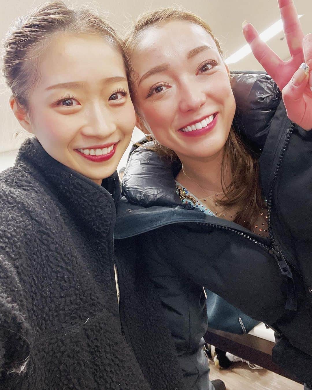 新田谷凜のインスタグラム：「． ． ． 私が中3で名古屋に来て邦和クラブに移籍したばかりの時、一般営業のリンクの真ん中で、先生達の前で、全力で、 「かもめが跳んだ日」を歌いながら踊っている理華を見て「こんなに面白い子いるんだ」と、衝撃を受けた記憶があります。 ． ． キツすぎて泣きながらやったスケーティングも、 パンクして氷の上で腕立てさせられたことも、 先生より早く氷に乗るためにとりあえずテキトーに靴紐締めて氷の上でまた結び直してたことも、 休憩時間にスパッツのままバローに行ってみたらし団子買ったことも、本当に理華がいたから楽しかったんだなぁと思います😉 ． ． お互い途中で環境が変わったりもしたけど、 またリンクの上に戻って来てくれて 理華のスケートが観れて嬉しかったです ありがとう！！！！ これからもよろしくね！！ ． ． 野球の試合観戦は一緒にお供させてください。。 ． ． #ホンゴリアン」