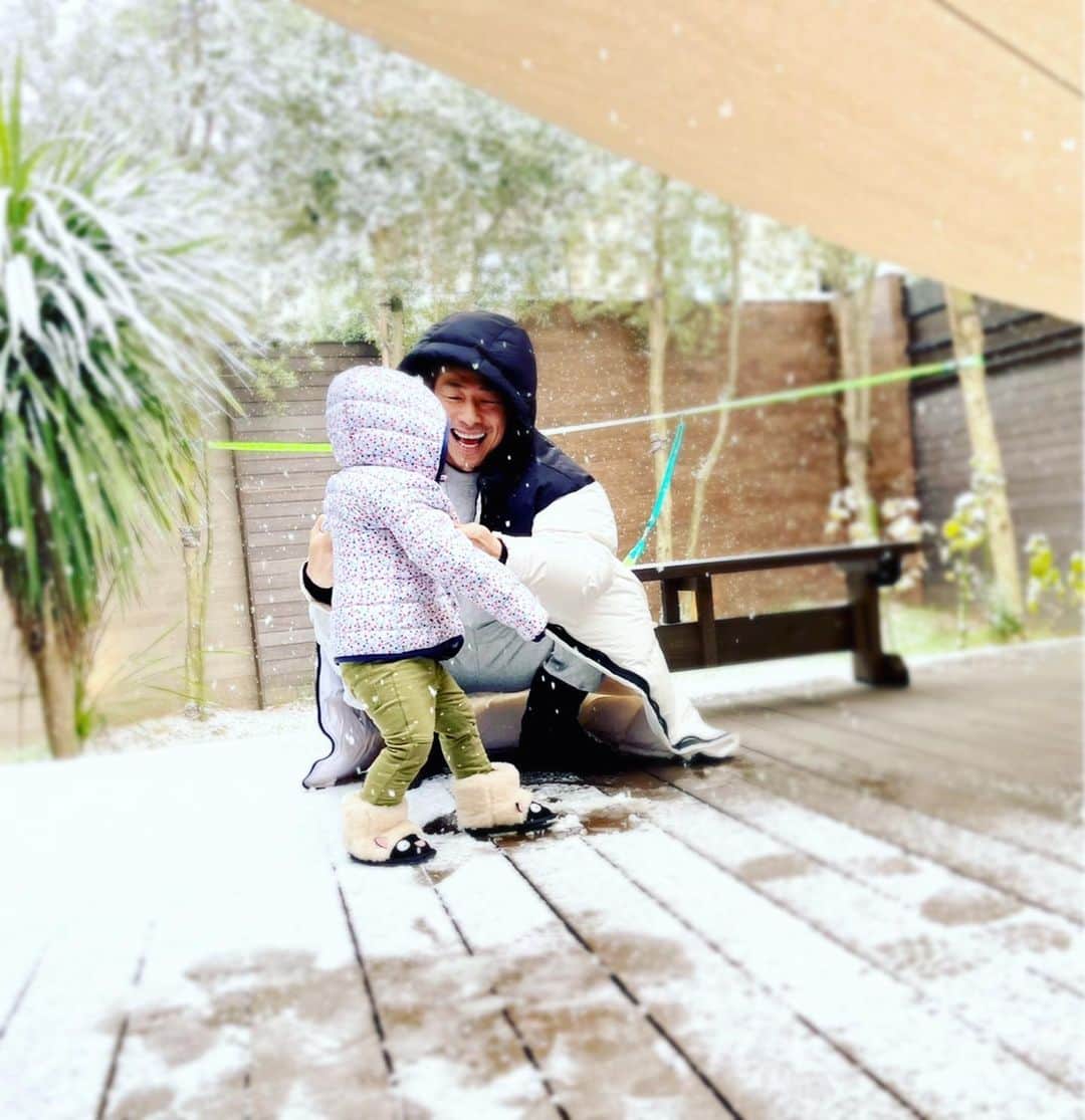 田村淳のインスタグラム：「雪だ^_^ 次女はじめての雪との触れ合い 寒いのが嫌いみたいで… すぐに泣き出して暖かいおうちへw おうちに入るとすぐにニッコリしてました。  雪だるま一緒に作りたかったなぁ…  #雪 #車での移動心配だな #アスファルトは大丈夫かな #雪に慣れてない人は気をつけて」