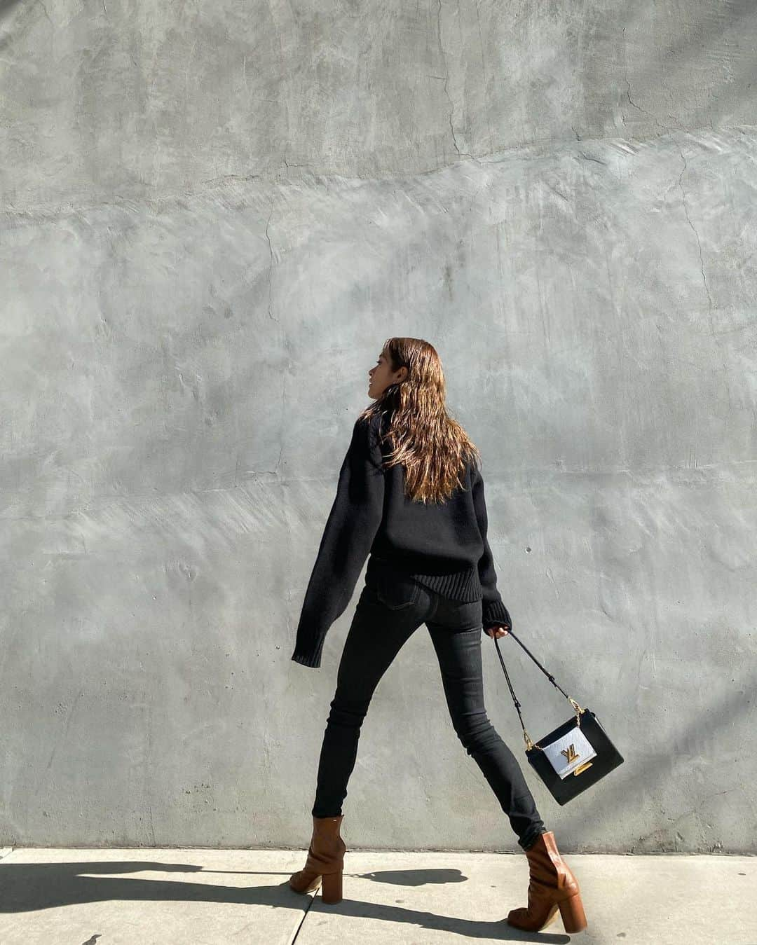 ローラさんのインスタグラム写真 - (ローラInstagram)「冬の装い🤎🌱🌏♻️  Sustainable knit @studior330  Boots @maisonmargiela  Sustainable denim @studior330  Bag @louisvuitton  #羊さんと地球に優しいニット #サステイナブルファッション」1月6日 14時11分 - rolaofficial