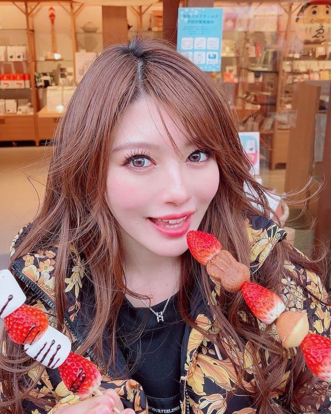 相沢みなみさんのインスタグラム写真 - (相沢みなみInstagram)「🍓🤍🍓 . #苺 #いちご #苺串 #いちご串  #苺スイーツ #いちごスイーツ  #伊勢 #伊勢神宮 #伊勢神宮おかげ横丁  #伊勢神宮グルメ #三重 #三重グルメ  . #相沢みなみ #minamiaizawa #相澤南」1月6日 14時14分 - epoint2016