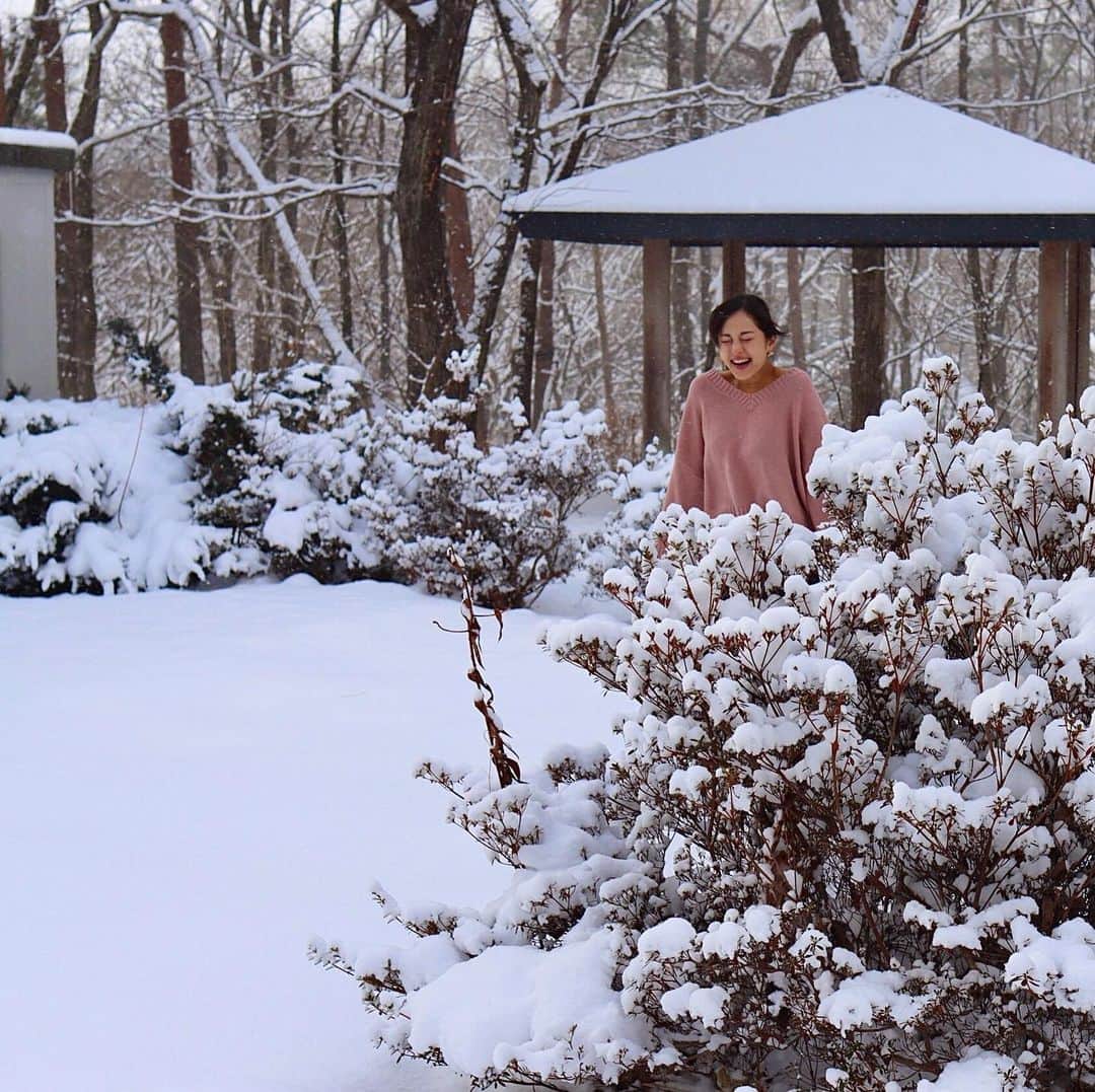 加島ちかえさんのインスタグラム写真 - (加島ちかえInstagram)「今日の東京は雪の華ですね❄️✨ it's snowing!!!!  #今年最初の雪の華を  #眺めているこの時に幸せが溢れ出す #大好きな中島美嘉さんの曲  #風情 #❄❄❄  #写真は投稿していなかった去年あたりのもの #カメラマン城咲仁  #snowseason #winterwonderland❄️  #beautifullview」1月6日 14時17分 - chikaekashima