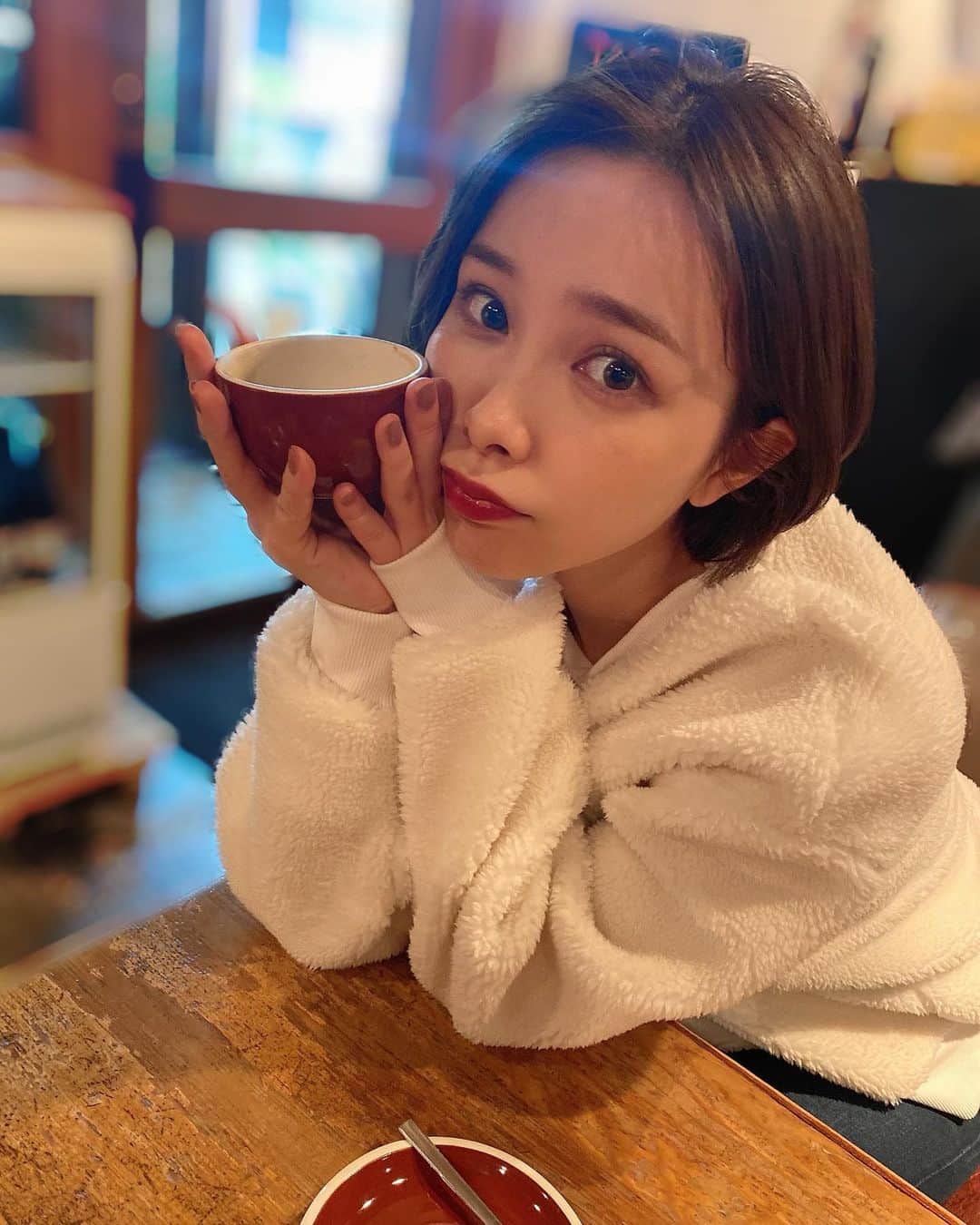 黒澤詩音のインスタグラム：「紗帆ちゃんのiPhone画質が良い（3枚目）（私のiPhone11）  実家にのんびり帰省したあと、直接紗帆ちゃんと待ち合わせて鳩🕊みくじ。  富士塚もありました🗻  さて今週末は、土曜と月曜の2日間グリチャ出演します🐴✨  #カフェ #神社 #はとみくじ #アナウンサー #ショート女子」