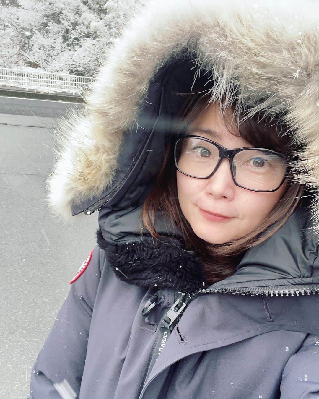 吉永愛さんのインスタグラム写真 - (吉永愛Instagram)「初雪〜❄️ なんか、テンション上がる⤴️ けど…寒っ！ 転ばないように気をつけましょうー #雪 #初出 #メガネ #メガネ女子」1月6日 14時25分 - a.i.yy