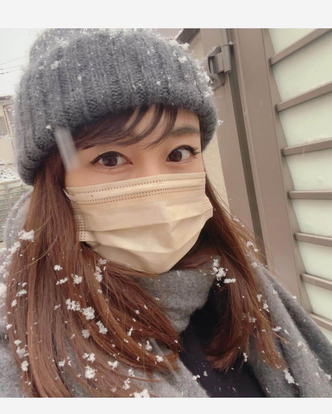 安めぐみさんのインスタグラム写真 - (安めぐみInstagram)「うっすらと思っていたら、 すごい降ってきました❄️❄️❄️  #雪 #積もりそうです #皆さん暖かくしてくださいね #⛄️」1月6日 15時01分 - yasu_megumi_official