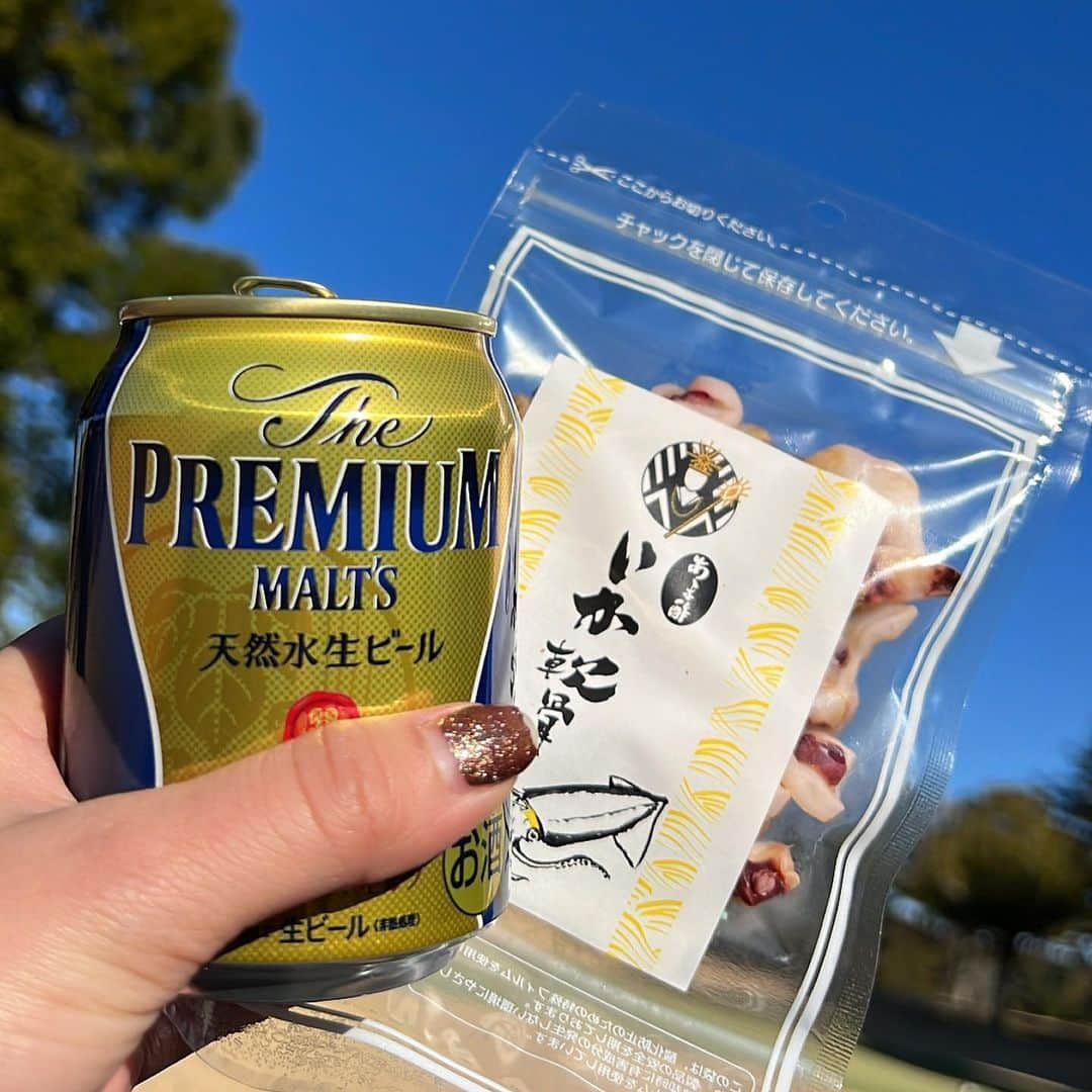 山内鈴蘭さんのインスタグラム写真 - (山内鈴蘭Instagram)「2022年、初打ち行ってきたよ😆⛳️ 新年一発目はビールにおつまみだよね😍笑 ． トップの位置でインナーが見えてて恥ずかしい← 極寒強風🥶けど最高に楽しかったな♡でも耳当ては必須だと勉強になった日だった、、 ． 手が悴んでグリーン周りの距離感が掴めず苦戦したよー😭😭😭 けどドライバーの感覚はよし！！！ ． 練習あるのみだ💖💖💖 ． ． #2022年 #初打ち #ゴルフ #ドライバーショット #ゴルフスイング #スイング動画 #ゴルフウェア #gorurun #ゴルフコーデ #ゴルフ好き #冬ゴルフ #冬コーデ #おつまみ #プレミアムモルツ #ゴルフ中のビール最高 #ゴルフスイング #キャロウェイゴルフ #キャロウェイ #callaway」1月6日 15時02分 - xxsuzuranxx