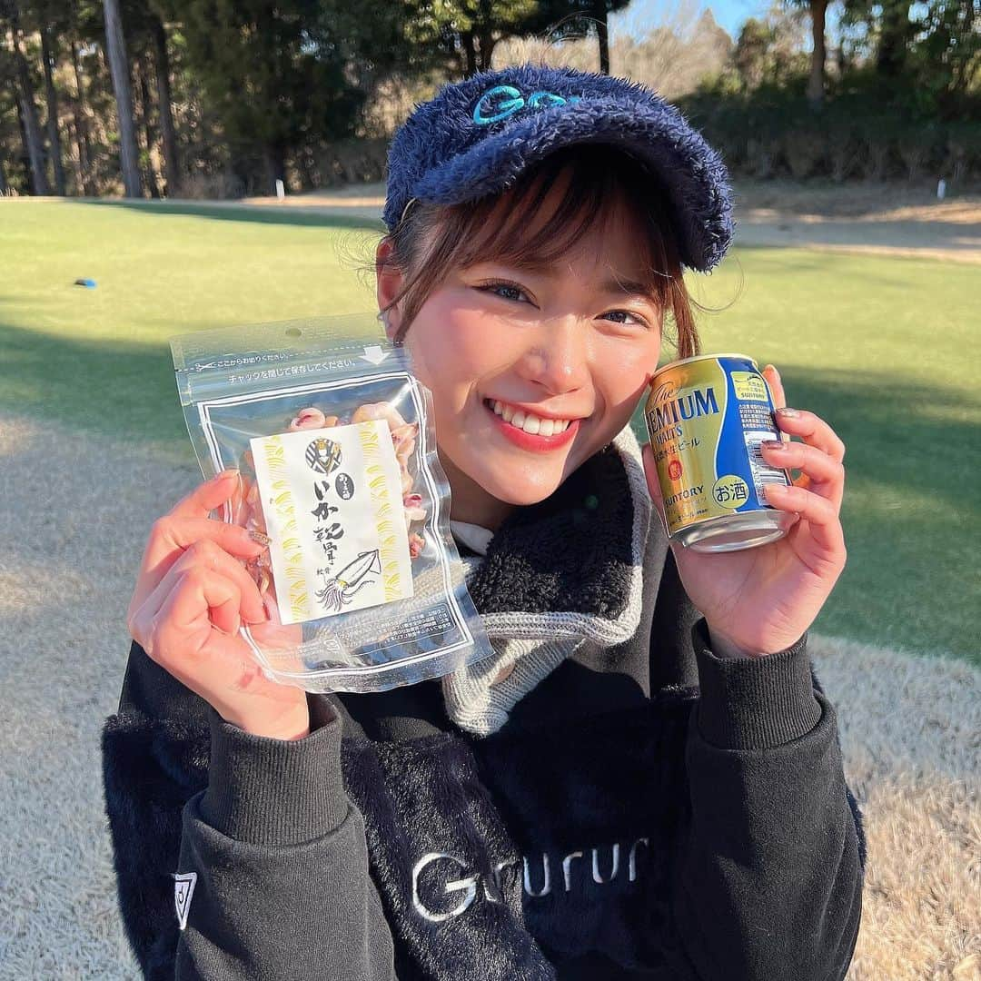 山内鈴蘭さんのインスタグラム写真 - (山内鈴蘭Instagram)「2022年、初打ち行ってきたよ😆⛳️ 新年一発目はビールにおつまみだよね😍笑 ． トップの位置でインナーが見えてて恥ずかしい← 極寒強風🥶けど最高に楽しかったな♡でも耳当ては必須だと勉強になった日だった、、 ． 手が悴んでグリーン周りの距離感が掴めず苦戦したよー😭😭😭 けどドライバーの感覚はよし！！！ ． 練習あるのみだ💖💖💖 ． ． #2022年 #初打ち #ゴルフ #ドライバーショット #ゴルフスイング #スイング動画 #ゴルフウェア #gorurun #ゴルフコーデ #ゴルフ好き #冬ゴルフ #冬コーデ #おつまみ #プレミアムモルツ #ゴルフ中のビール最高 #ゴルフスイング #キャロウェイゴルフ #キャロウェイ #callaway」1月6日 15時02分 - xxsuzuranxx