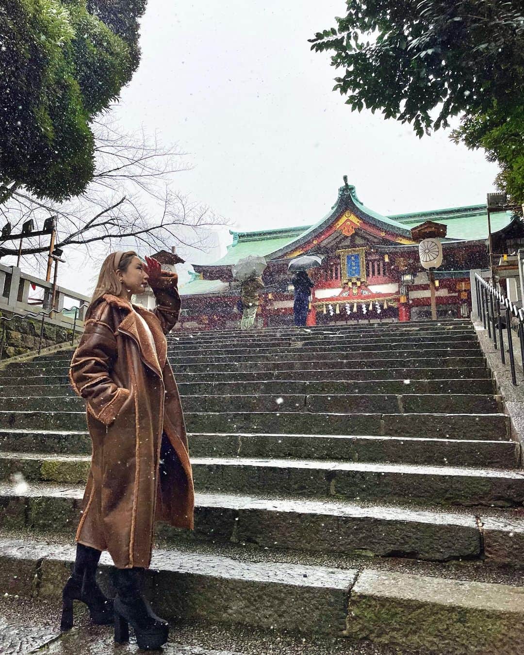 石田みかのインスタグラム：「日枝神社 . . こずえさんがストーリーズにあげてて 行きたい！って思って初詣へ⛩ . . 筋トレして幸せホルモン爆上げして 神社行ってパワー貰って、 うなぎ食べてパワーつけて、、 今日の1日完璧すぎない？🤯 . . . 私さ、木に雪が積もってる景色って 本当に大好きで...🥲💓 綺麗でずっとみてられる☺️☺️✨ それにしても珍しいくらい降ってるから この感じ積もりそうだね😭 車とか自転車乗ってる方気をつけて欲しいな🥲 . . . #初詣 #初雪 #雪景色 #日枝神社 #パワースポット #神社巡り #新年のご挨拶」