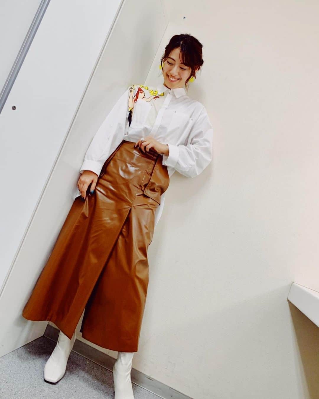 瀧本美織のインスタグラム：「. 「クイズ!ドレミファドン」にドクターホワイトチームで参戦しています。 19時〜です！ 一緒にクイズやりましょう🐯  衣装はポップな逆さまベティちゃん👠   #クイズ  #ドレミファドン  #浜辺美波 さん  #岡崎紗絵 さん  #丸山礼  さん  #ドクターホワイト」