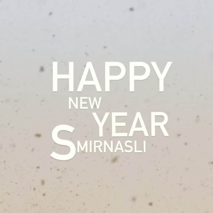 SMIRNASLI_officialのインスタグラム：「SMIRNASLI 2022年新年明けましておめでとうございます。 皆様にとって実り多き年となりますように🎍  2022SMIRNASLI 10anniversary🖤  📌online StoreでSMIRNASLI人気のシリーズを是非ご覧ください。  #smirnasli#autumn#winter#s&s#bagwallet#miniwallet#お財布#more#金運up#2022 #10anniversary #newarrivals#newitem#collection#newarrival#november♯bag#itbag#preoder#recommend#2022SS#newitem#サスティナブル#エフォーレスト#サミールナスリ」