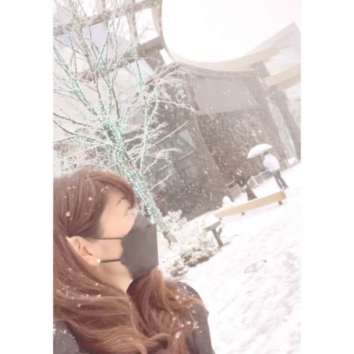 鴻上久美子のインスタグラム：「❄️ #雪 〜❄️ 今日は #東京芸術劇場 にて、#ミルコとカギロイの森 のゲネを拝見して来ました😊 2020年にも拝見させて頂いた作品✨ 四季の先輩、#沼尾みゆき さん、#柳瀬大輔 さんらも出演されていて、舞台上も、客席（関係者もスタッフ）もよく知る顔ぶれの方々たちで、楽しませて頂きました✨ 明日が #初日 です✨皆様体調に気を付けて千秋楽まで駆け抜けて下さい✨  #ミルコとカギロイの森  #ミュージカル #musical #舞台 #stage #東京芸術劇場」