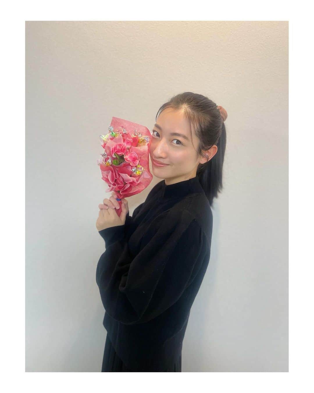 川島鈴遥のインスタグラム：「. 皆様　明けましておめでとうございます。 2022年も宜しくお願いします‼︎ ⁡ 今年も、沢山笑って、ご縁を大切に過ごせたらと思います。 皆様にとっても素敵な一年でありますように🐯 ⁡ そして 「管理官キング」 今夜20時放送ですー‼︎ ぜひぜひ💁‍♀️💁‍♀️ ⁡ #管理官キング  #テレビ朝日  #明けましておめでとうございます」