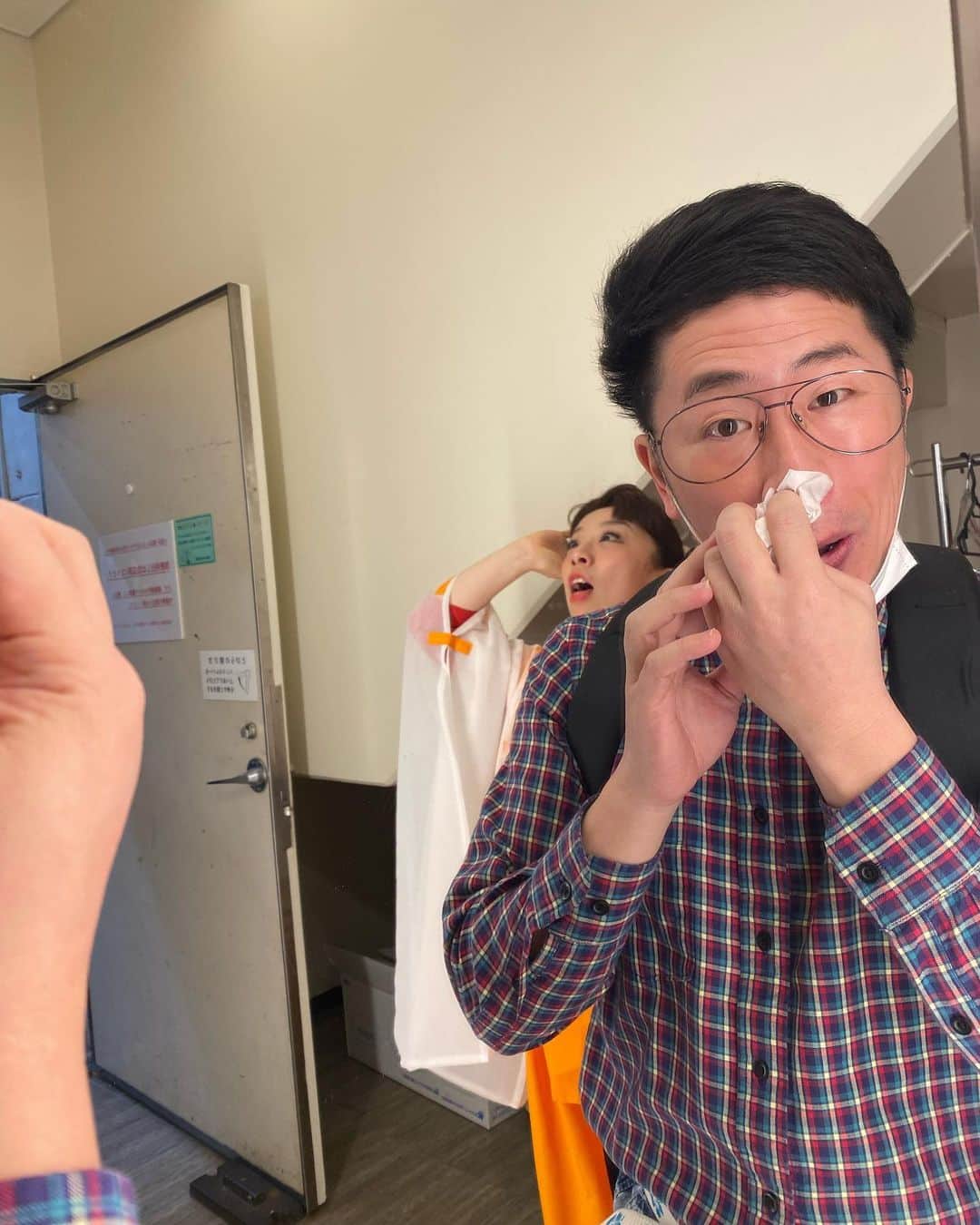 吉本新喜劇のインスタグラム：「【スワイプ→→→】 新喜劇公演中の舞台袖にて  #裕さんの鼻かみ　 #よりも #まりこさんの顔 #気になる」