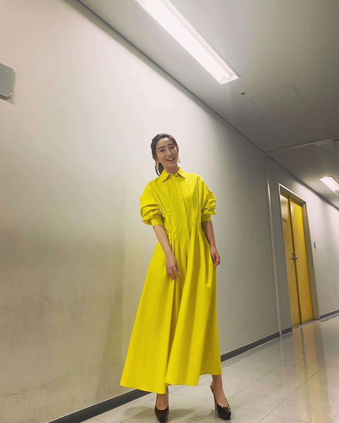 木嶋真優のインスタグラム：「今日の収録終わり📺 推し色を着れて幸せです💛 ありがとうございます🙏 この後19:00-21:54フジテレビ 『クイズ！ドレミファドン新春SP』 たくさん名曲をクイズで弾いているので 外は大雪だし暖かくして是非見てね☃️」