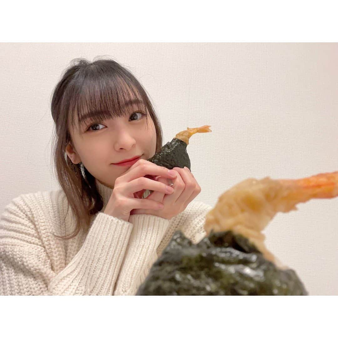 長尾寧音のインスタグラム：「🍤🍙 ⁡ ⁡ 今年も美味しく天むすいただきました🥳 ⁡ ⁡ 潔子先輩のおかげで 毎年どの店の天むすを食べようと 悩む楽しさがあって幸せな気持ちになります☺️ ⁡ ⁡ ⁡ ⁡ そして今日は雪が降ってましたね☃️ ⁡ 降る予報は知ってましたが こんな1日中降るなんて、びっくりでした😳 ⁡ ⁡ ⁡ ⁡ ⁡ ⁡ おめでとうございます🎉 ⁡ ⁡ ⁡ ⁡ ⁡ #清水潔子 さん #おめでとう #☃️」