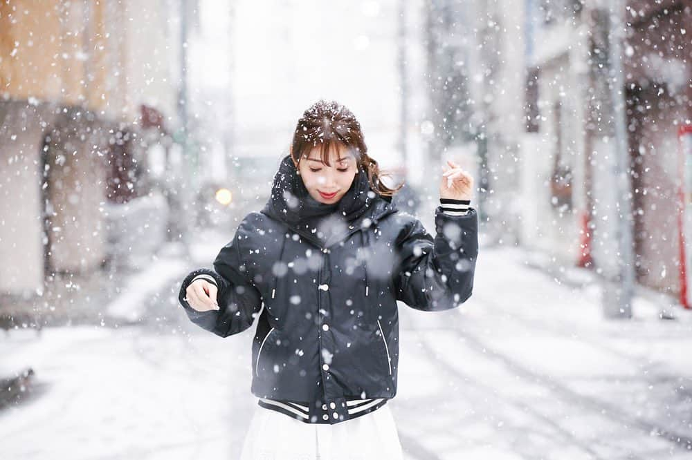 吉田美紀さんのインスタグラム写真 - (吉田美紀Instagram)「・ ・ snowing☃️ 東京でこんな雪は珍しい･:*+. ・ 仕事の合間に @insta9ram666 が撮ってくださった 浅草橋での写真。 ・ この気候の中、 今日は春アイテムで一日素足での撮影でした！ 今年初撮影！ 気持ちが引き締まります！！ ・ 皆さんと東京の雪を拝めて嬉しかったな♡ ・ 足元にはくれぐれも気をつけてお過ごしくださいね。 ・ #snow #snowing #shooting #雪 #東京 #撮影」1月6日 17時30分 - miki__yoshida