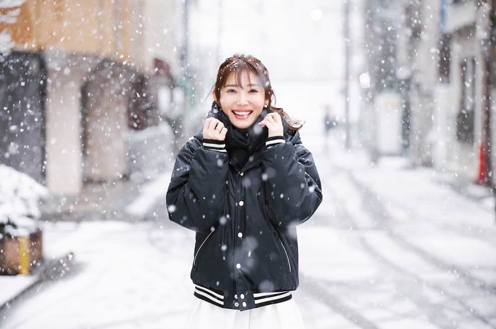 吉田美紀さんのインスタグラム写真 - (吉田美紀Instagram)「・ ・ snowing☃️ 東京でこんな雪は珍しい･:*+. ・ 仕事の合間に @insta9ram666 が撮ってくださった 浅草橋での写真。 ・ この気候の中、 今日は春アイテムで一日素足での撮影でした！ 今年初撮影！ 気持ちが引き締まります！！ ・ 皆さんと東京の雪を拝めて嬉しかったな♡ ・ 足元にはくれぐれも気をつけてお過ごしくださいね。 ・ #snow #snowing #shooting #雪 #東京 #撮影」1月6日 17時30分 - miki__yoshida