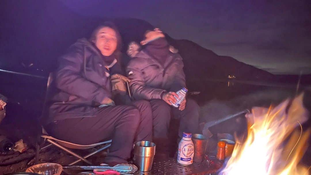 鈴木紗理奈さんのインスタグラム写真 - (鈴木紗理奈Instagram)「Camp fire🔥 火ってなんで見てて飽きひんのやろー。 リオトは見たことないくらいの 綺麗な星空にくぎづけ  #riototomama」1月6日 17時36分 - munehirovoice