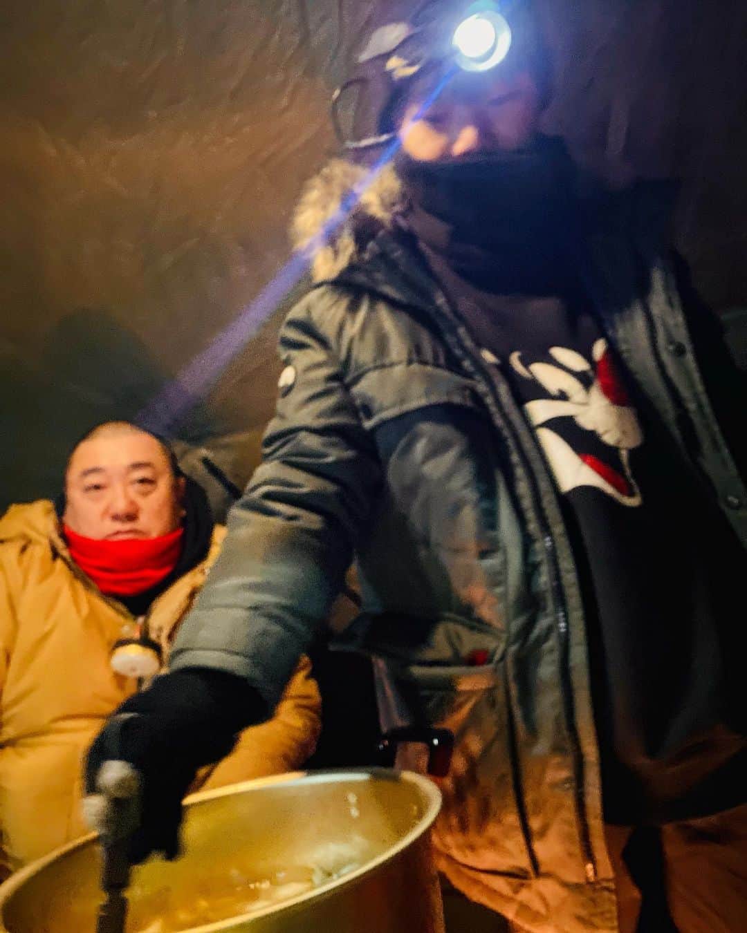 鈴木紗理奈さんのインスタグラム写真 - (鈴木紗理奈Instagram)「あったかテント内は鍋番のけいちょんと 指示され混ぜるリオト  けいちょんはキャンプ中ずっとここいた。笑」1月6日 17時42分 - munehirovoice